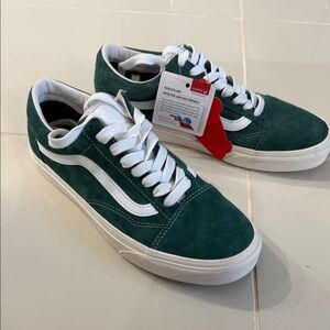 NWT suede Vans size 6.5 men/8 woman